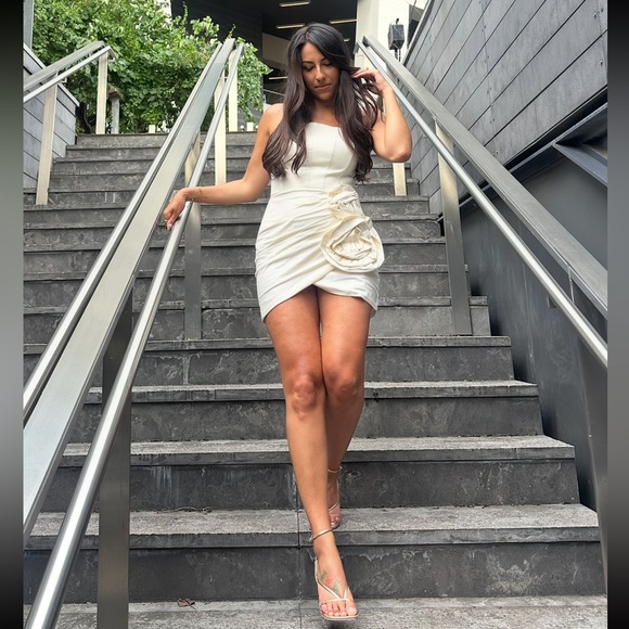 Elegant White Strapless Dress - Picture 6 of 10